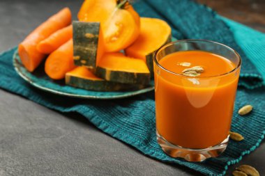 Gri masada sağlıklı kabak suyu