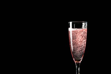 Karanlık arka planda bir kadeh şampanya.