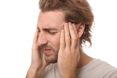 Beyaz arka planda baş ağrısı çeken genç bir adam.