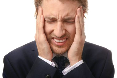 Genç işadamı beyaz arka plan üzerinde baş ağrısı muzdarip