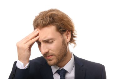 Genç işadamı beyaz arka plan üzerinde baş ağrısı muzdarip