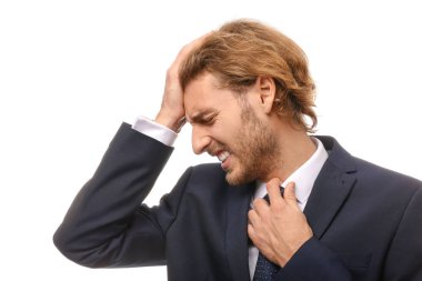 Genç işadamı beyaz arka plan üzerinde baş ağrısı muzdarip