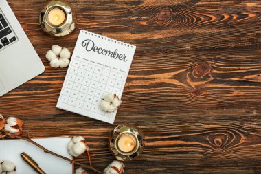 Takvim, pamuk çiçek ve mum ahşap masa üzerinde kompozisyon