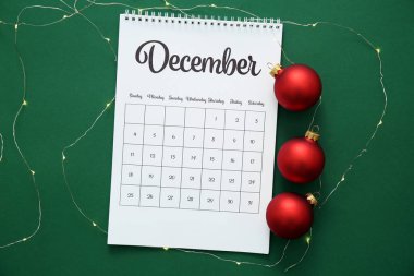 Takvim sayfası renkli arka plan üzerinde Aralık