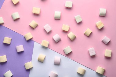 Renk arka plan üzerinde dağınık Marshmallow