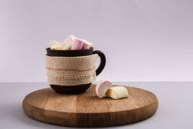 Ahşap tahta ve renk arka plan üzerinde lezzetli şekerleme fincanla