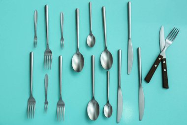 Renk arka plan üzerinde çatal bıçak seti