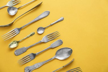 Renk arka plan üzerinde çatal bıçak seti