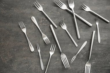 Gri zemin üzerine çatal kümesi