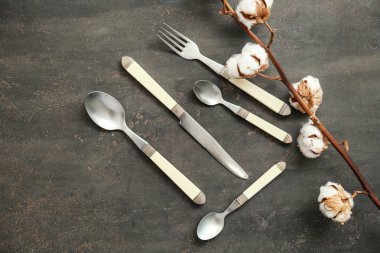 Çatal bıçak takımı ve gri arka plan üzerinde pamuk şube