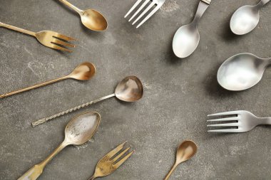 Gri arka plan üzerine çatal bıçak seti