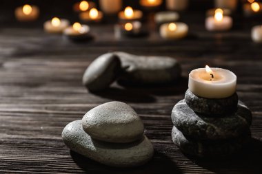 Spa taş ve ahşap masa üzerinde yanan mum