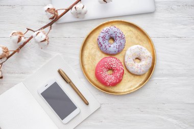 Beyaz ahşap masa üzerinde lezzetli çörekler ile kompozisyon