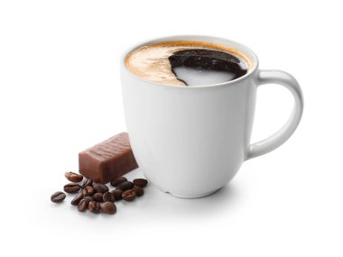 Beyaz arka planda bir fincan sıcak kahve.