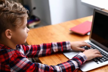 Sevimli çocuk evde laptop bilgisayar oyunu oynamak