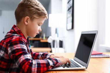 Sevimli çocuk evde laptop bilgisayar oyunu oynamak