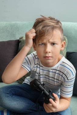 Duygusal yakışıklı video oyun evde oynarken