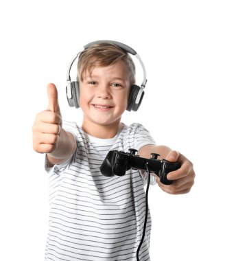 Beyaz arka plan üzerinde gamepad gösteren başparmak-up ile sevimli çocuk