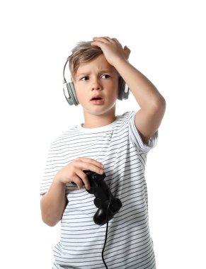 Beyaz arka plan üzerinde video oyunu kaybettikten sonra üzgün çocuk