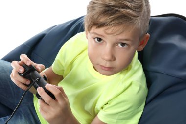 Sevimli çocuk beyaz arka plan üzerinde video oyun oynarken