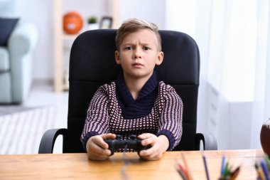 Duygusal yakışıklı video oyun evde oynarken