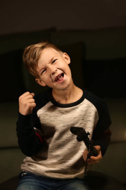 Sevimli çocuk akşam geç video oyun oynarken