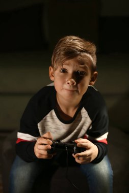 Sevimli çocuk akşam geç video oyun oynarken