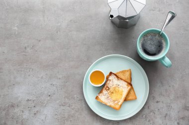 Plaka lezzetli tost ve ballı masada
