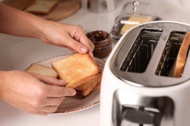 Kadın mutfakta kahvaltı için tost hazırlanıyor