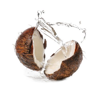 Beyaz arka plan üzerinde su sıçrama ile taze Hindistan cevizi yarısı