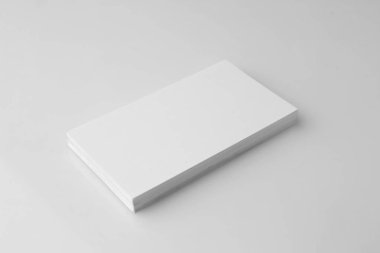 Beyaz arkaplanda boş kartlar