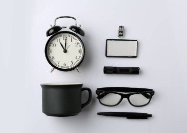 Beyaz arka plan üzerinde marka için öğeler kümesi.