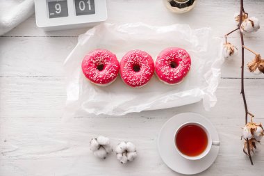 Plaka ile lezzetli çörek ve çay beyaz ahşap tablo