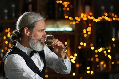 Komuta sizde şarap içme çubuk