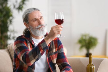 Komuta sizde, evde şarap içme