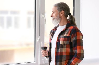 Komuta sizde pencere evde şarap içme