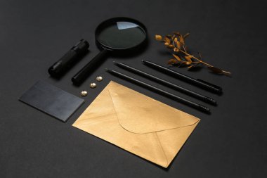 Koyu arka plan üzerinde marka için öğeler kümesi.