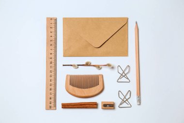 Beyaz arka plan üzerinde marka için öğeler kümesi.