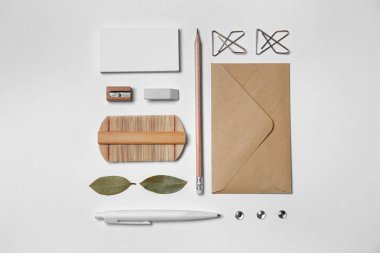 Beyaz arka plan üzerinde marka için öğeler kümesi.