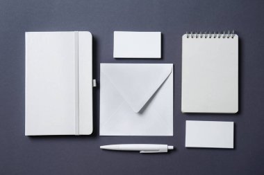 Gri arka plan üzerinde marka için öğeler kümesi.