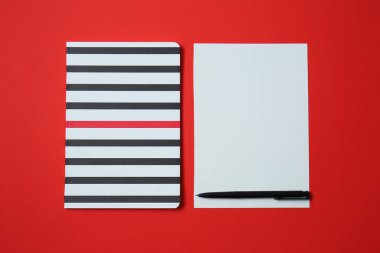 Defter ile boş kağıt sayfası ve kalem renk arka plan üzerinde