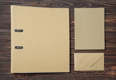 Ahşap arka plan üzerinde marka için öğeler kümesi.