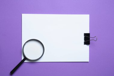 Boş resim kağıdım klibi ve renk arka plan üzerinde büyüteç ile