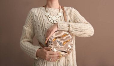 Güzel bir kadınla renk arka plan üzerinde şık çanta