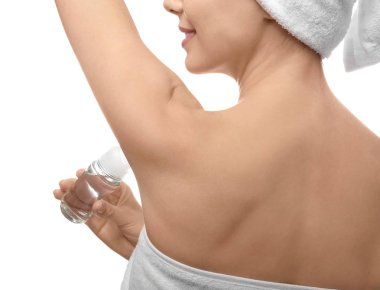 Beyaz arka plan üzerinde deodorant kullanan genç kadın