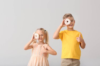 Çörek ışık arka plan üzerinde küçük sevimli çocukla