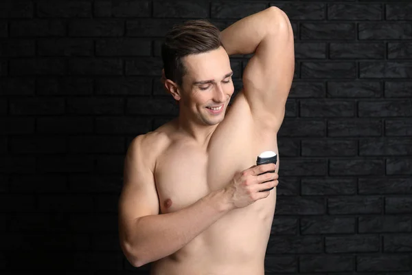 Stilig Ung Man Med Deodorant Mörk Bakgrund — Stockfoto