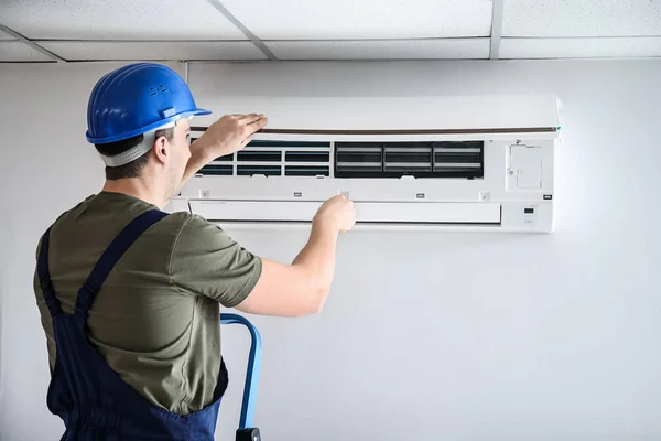 Electricista Reparando Aire Acondicionado Interiores —  Fotos de Stock