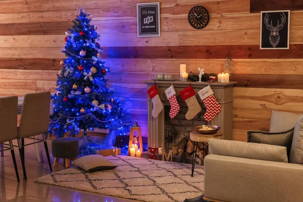 美しいクリスマスのモミの木と装飾的な暖炉のある部屋のインテリア — ストック写真