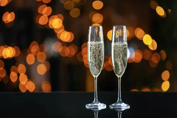 Glas Champagne Mot Oskärpa Lampor — Stockfoto